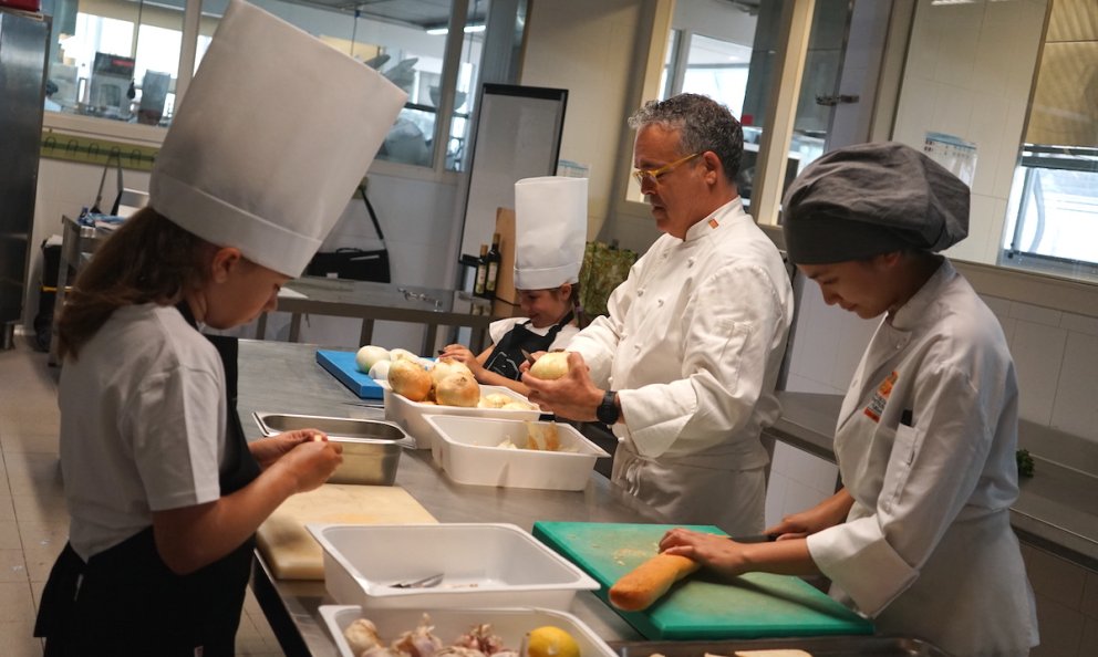 L'Escola d'Hostaleria i Turisme adopta dos petits «cuiners per un dia»