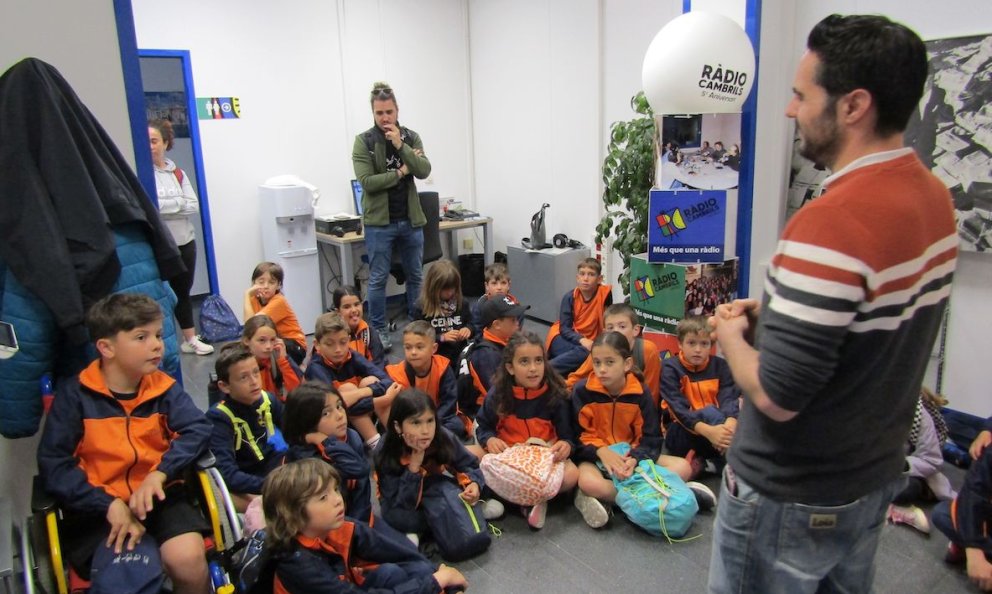 Una cinquantena d’alumnes de 3r de l'escola Guillem Fortuny fan un taller a Ràdio Cambrils