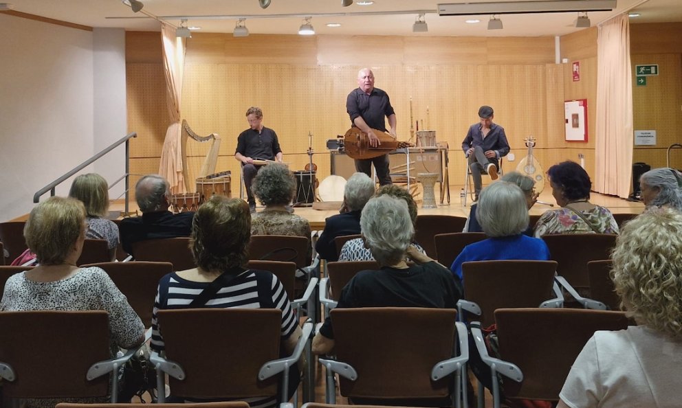La companyia Traüt Espectacles fa un concert amb instruments medievals al Casal de la Gent Gran