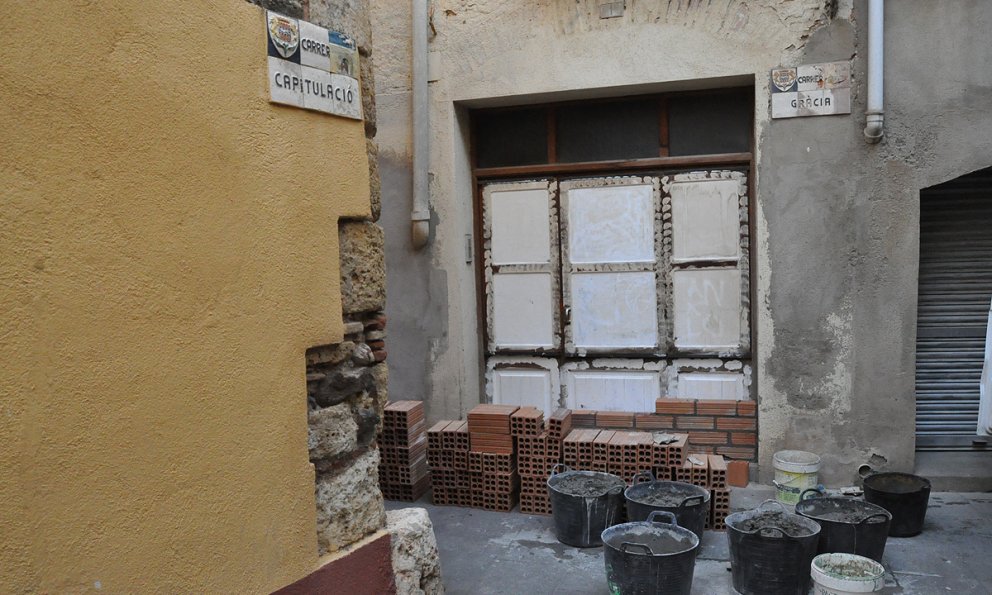 Es desocupa la casa del carrer de Gràcia per ordre judicial