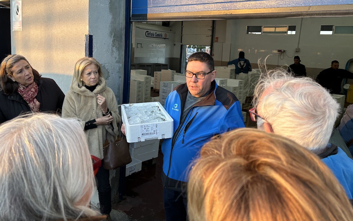 Alexis Domènech mostra una de les caixes de peix de la subhasta