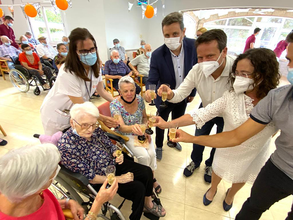 L'homenatjada María González Monza amb la seva família, l'alcalde i la regidora de Benestar / Foto: Cedida