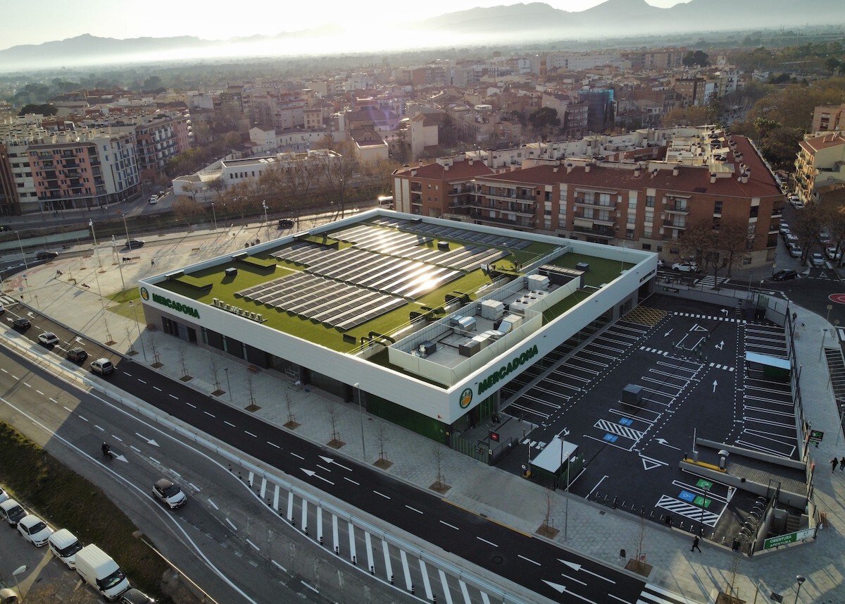 El supermercat compta amb panells solars