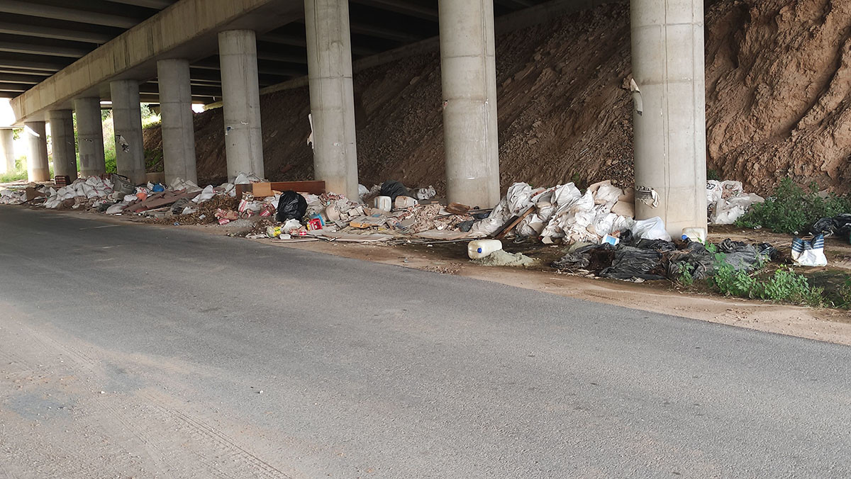 Aspecte de la riera de Maspujols, sota el pont de l'A7, abans de la retirada dels residus