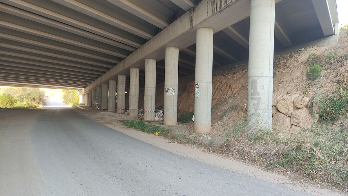 Aspecte actual del punt de la riera de Maspujols sota el pont de l'A7, després de la retirada dels residus abocats