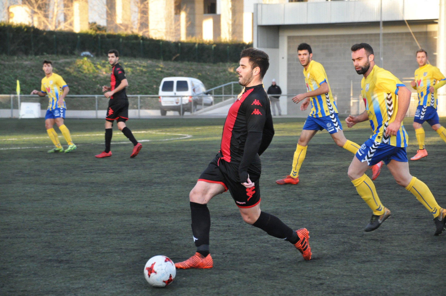 Miranda avança amb la pilota en un moment del partit disputat ahir a la tarda