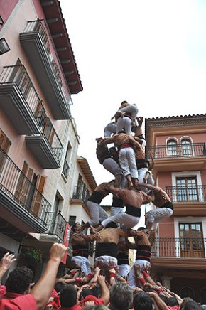 La plaça d'Espanya acull una accidentada jornada castellera amb la participació de tres colles
