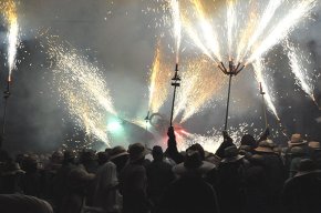 Milers de persones s'apleguen a la 18a edició de la Nit del Foc
