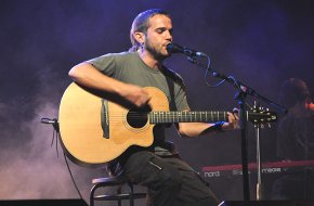 El jove cantautor català Cesk Freixas ofereix un concert íntim i proper al Parc del Pinaret