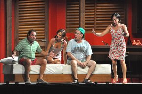 Cancún, l'obra teatral de la Festa Major, omple l'aforament del Palau Municipal d'Esports