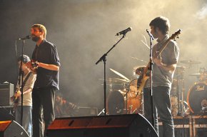 Els grups catalans "Manel" i Gertrudis" protagonitzen el darrer i multitudinari concert de la Festa Major