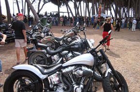 Més de 200 motoristes es reuneixen a la Pineda en una concentració organitzada per l'associació cambrilenca Rebels