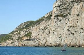El windsurfista cambrilenc Roger Arbó continua aquesta setmana amb la seva travessia per la costa catalana
