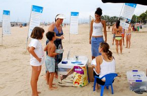 Un total de 265 banyistes han participat aquest estiu a la campanya "A la platja som de bandera"