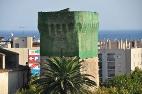 Es protegeix la part superior de la torre de l'Ermita per evitar possibles despreniments