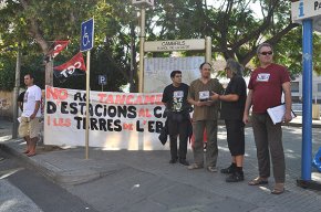 Concentració de protesta a l'estació de tren de Cambrils contra la reducció d'horaris i serveis