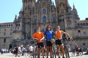 Tres ciclistes cambrilencs fan el Camí de Santiago des de la variant navarroaragonesa