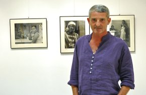 "De blancs i negres", un recorregut per les instantànies dels darrers 15 anys del fotògraf cambrilenc Lorenzo Sanz 