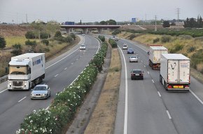 Els Mossos detenen tres membres d'un grup criminal especialitzat en furts a turistes a l'AP-7 pel mètode 'punxarodes'