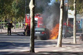 S'encén espontàniament un cotxe que circulava per l'avinguda d'Adelaida