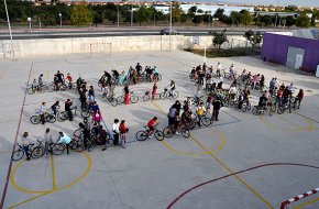 Unes 110 persones entre pares i alumnes de l'IES Mar de la Frau pedalen en suport a una nova acció climàtica