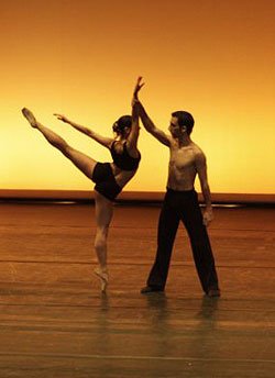 El ballarí cambrilenc Francesc Fernàndez actua al Festival Més Dansa de Reus