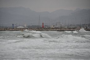 Un temporal de migjorn sacseja amb força el litoral cambrilenc