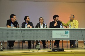Prop d'una cinquantena de persones debaten sobre els referèndums populars per la independència de Catalunya