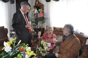 Adolfina Barrera rep el reconeixement oficial de les institucions pels seus 100 anys