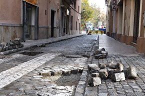 Tallen el carrer de l'Hospital entre avui i demà per reparar uns clots del paviment