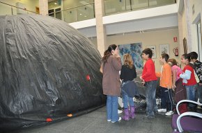 Un planetari itinerant ofereix als alumnes cambrilencs una manera divertida i sorprenent per conèixer l'Univers