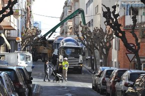 Es talla la circulació a un tram del carrer de Colom a causa de les obres de construcció de la llar d'infants