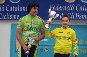El ciclista cambrilenc Edgar Curto rep el mallot de campió de la Copa de Tarragona