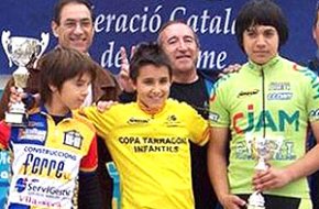 Alejandro Sánchez rep el mallot de campió de la Copa Tarragona en la categoria aleví 