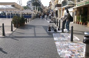 Preocupació dels comerciants per la continuada presència de venedors ambulants il·legals al port