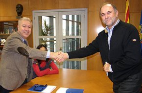 LAjuntament i el Club Nàutic signen un conveni per promocionar el programa Vela Escolar