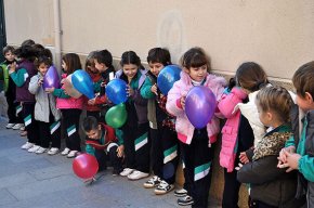 Quasi un miler d'alumnes del Cardenal Vidal i Barraquer fan una cadena humana en benefici de la Marató de TV3