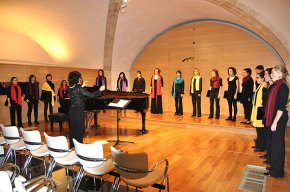L'actuació del Cor de noies Nàiades entusiasma el públic assistent a la Cripta de lErmita