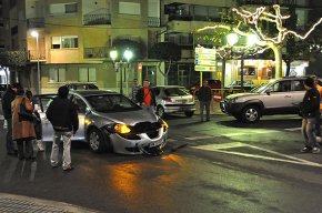 Una topada entre dos vehicles en una cruïlla de l'Eixample se salda amb un ferit lleu i un vehicle destrossat