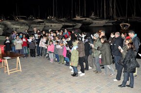 S'inaugura el pessebre del moll amb una cantada de nadales 