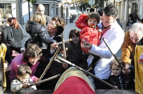 El Caga tió de l'Agrupament Escolta Gent de Mar recorre els carrers de Cambrils