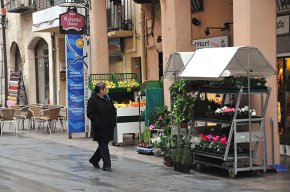 Els ajuntaments podran autoritzar la implantació d'establiments comercials fins a 1.300 metres quadrats dins el nucli urbà