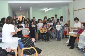 L'Agrupament Escolta Gent de Mar fa una cantada de nadales als avis de la residència Baix Camp