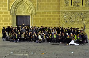 Les places de l'església de Santa Maria i de Sant Pere reuneixen un bon nombre de cambrilencs per celebrar l'any nou