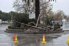 Un cotxe s'estavella contra la rotonda del passeig de la Salle