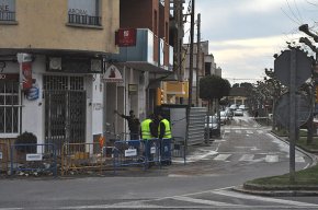 Una fuita deixa sense subministrament d'aigua una part del barri de l'Eixample
