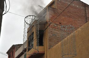 Un incendi en un habitatge del carrer de les Creus obliga a desallotjar tots els veïns de l'edifici
