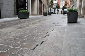 S'esquerda el paviment del carrer de Sant Plàcid un any després de la seva remodelació