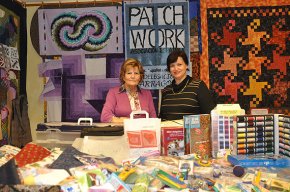 L'escola "El patch de Montserrat Forcadell" entrega la gran cistella de Nadal de l'Asociación Española de Patchwork