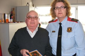 L'expresident de la Cooperativa, Anton Mendoza, rep una placa dels Mossos d'Esquadra per la seva col·laboració